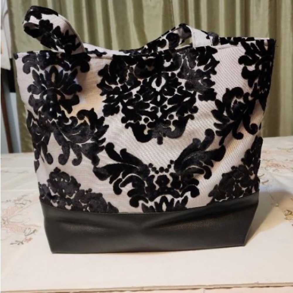 Medium handbags